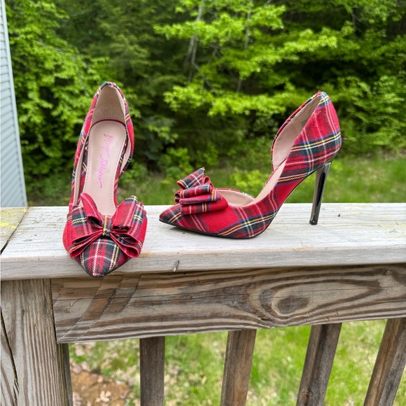 Betsey Johnson Red Heels with Bow Detail - Picture 4 of 5